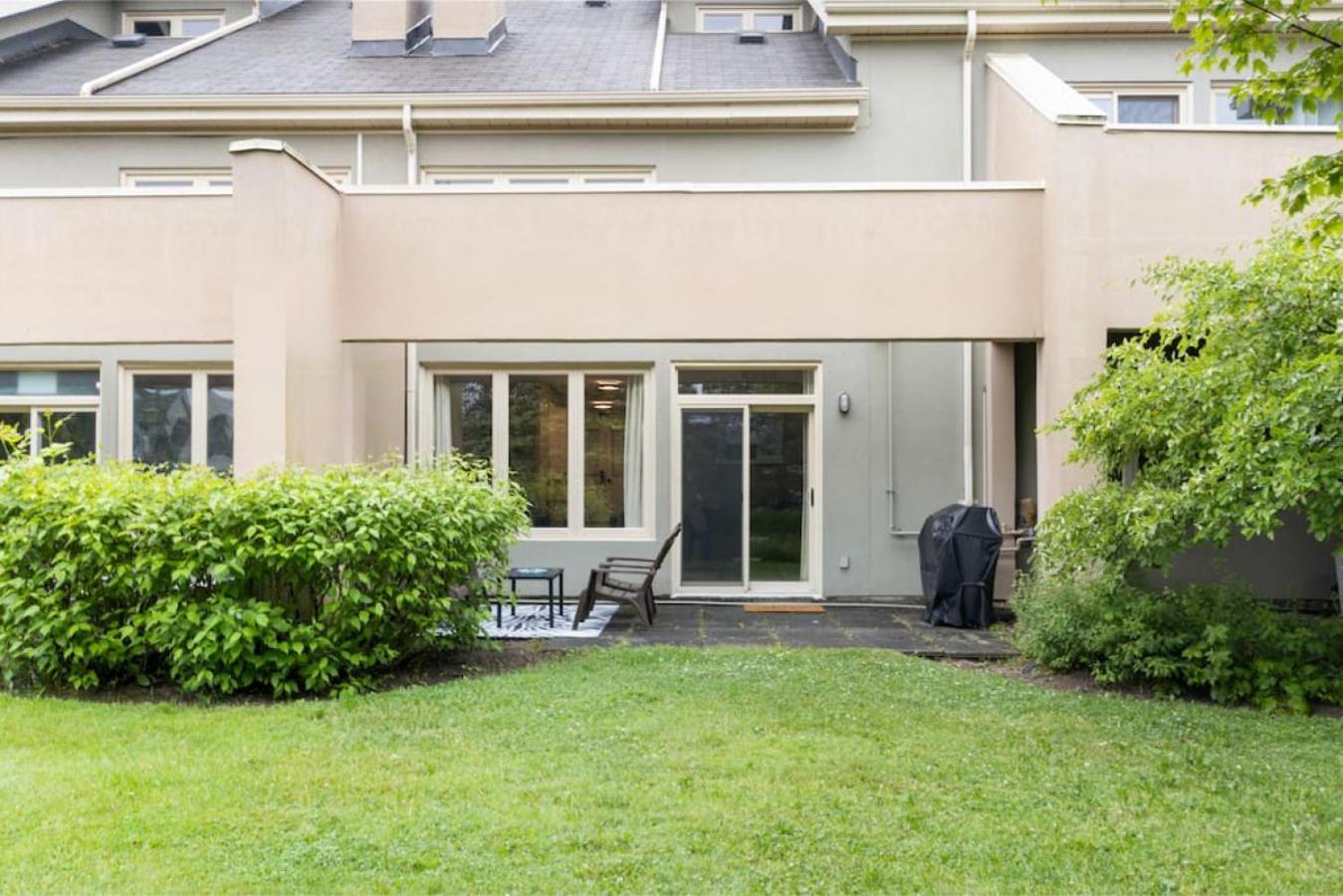 4 Bedrm Blue Mtn Condo w Sauna on Golf Course