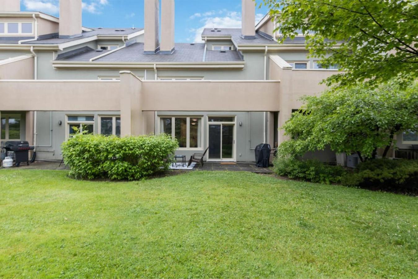 4 Bedrm Blue Mtn Condo w Sauna on Golf Course