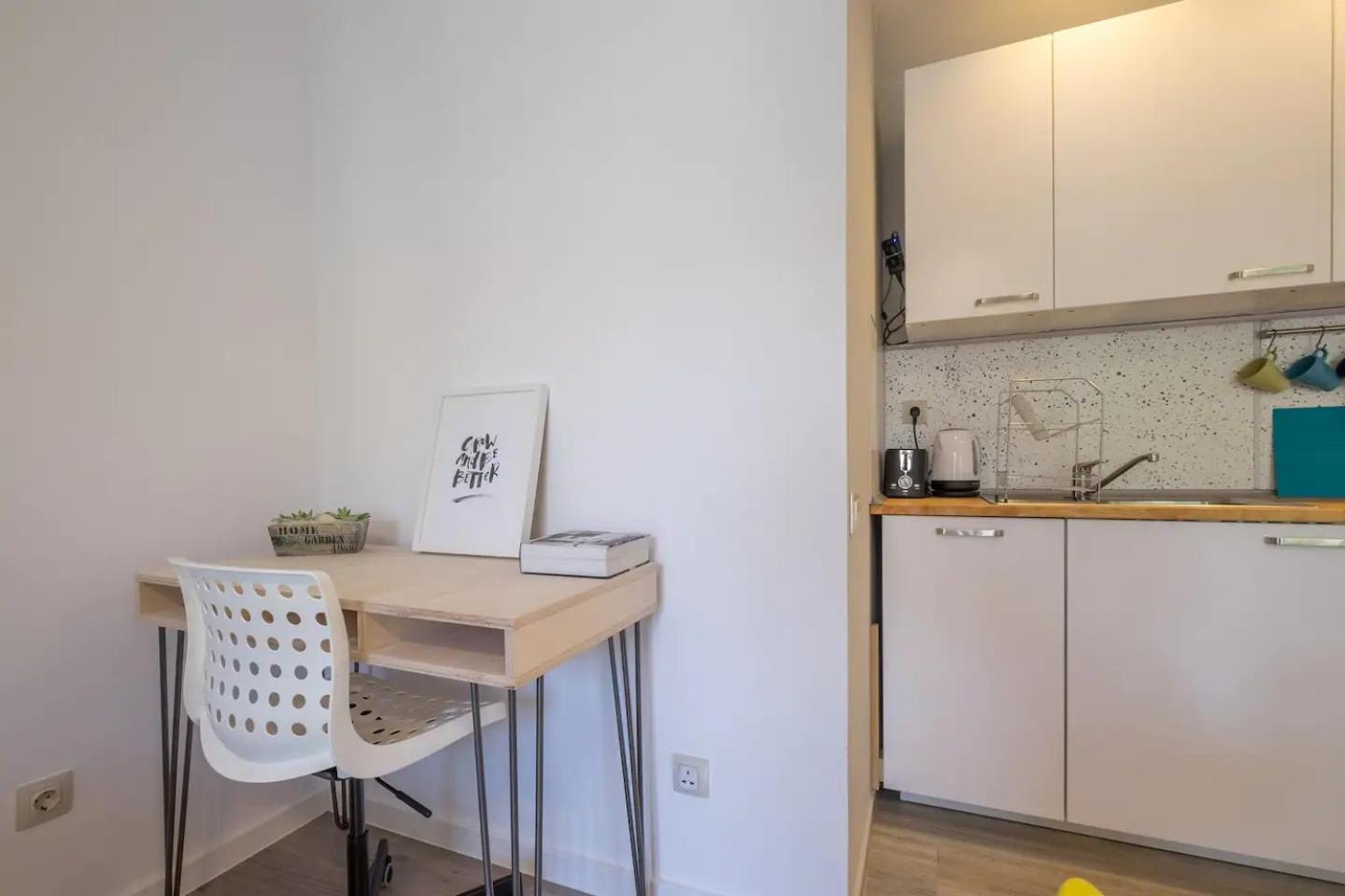 Quiet & airy modern apt. Top Centre Free Parking