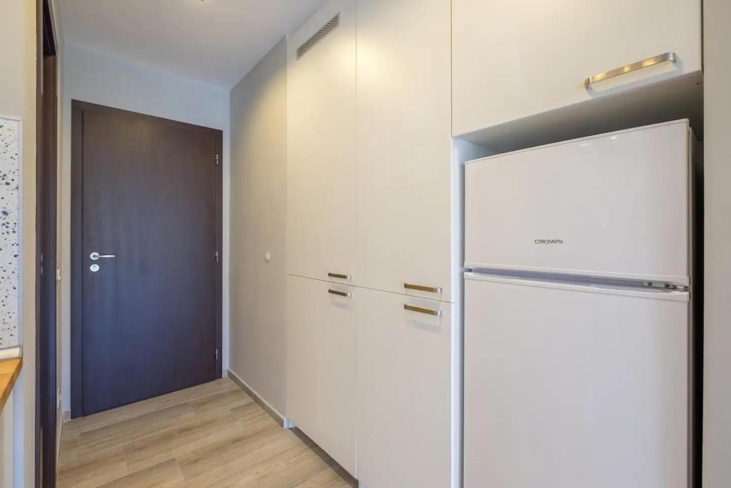 Quiet & airy modern apt. Top Centre Free Parking