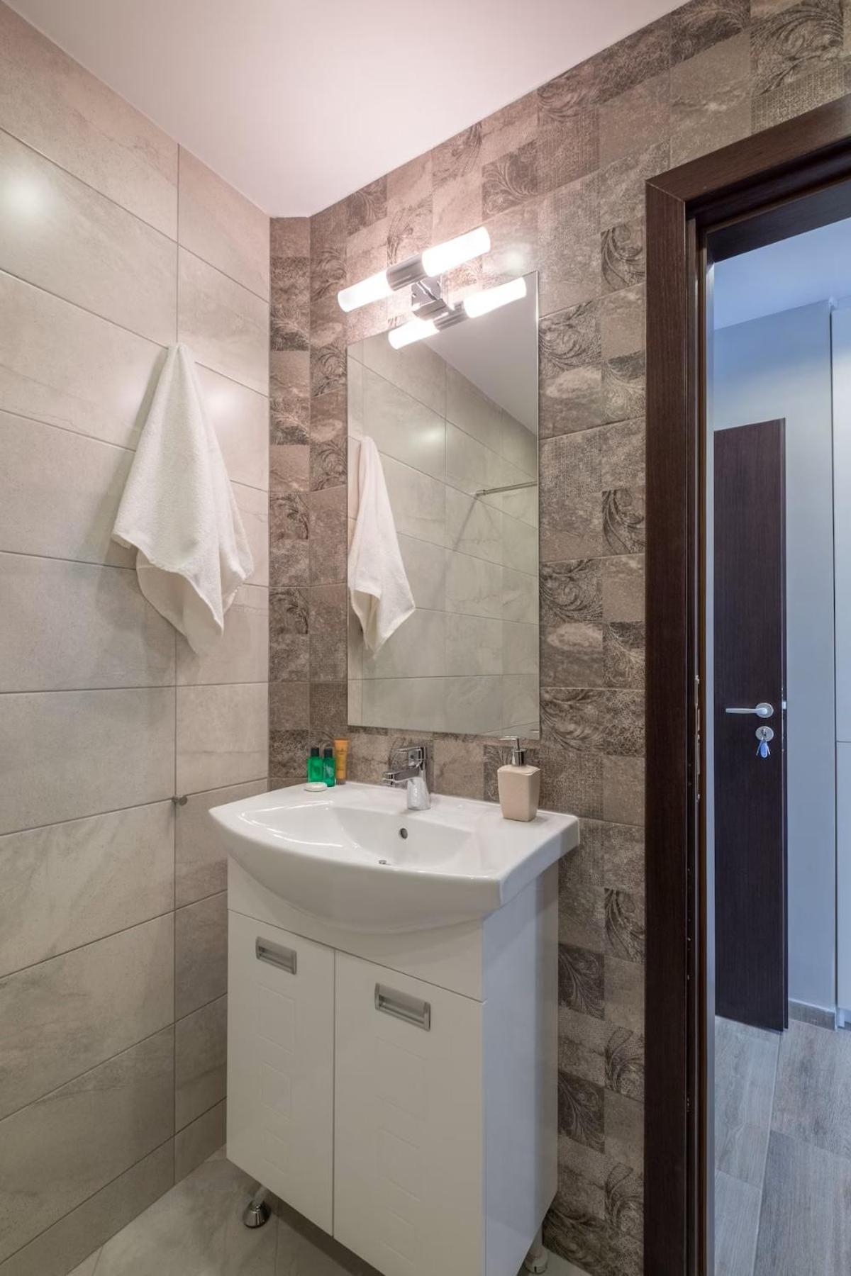 Quiet & airy modern apt. Top Centre Free Parking