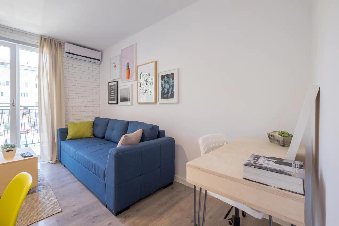 Quiet & airy modern apt. Top Centre Free Parking