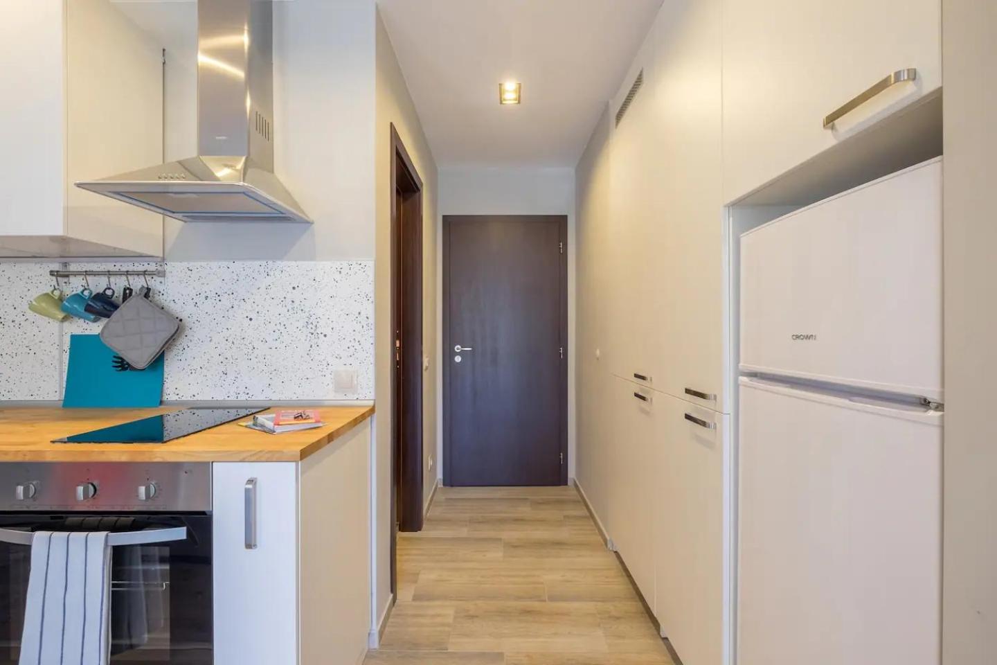 Quiet & airy modern apt. Top Centre Free Parking