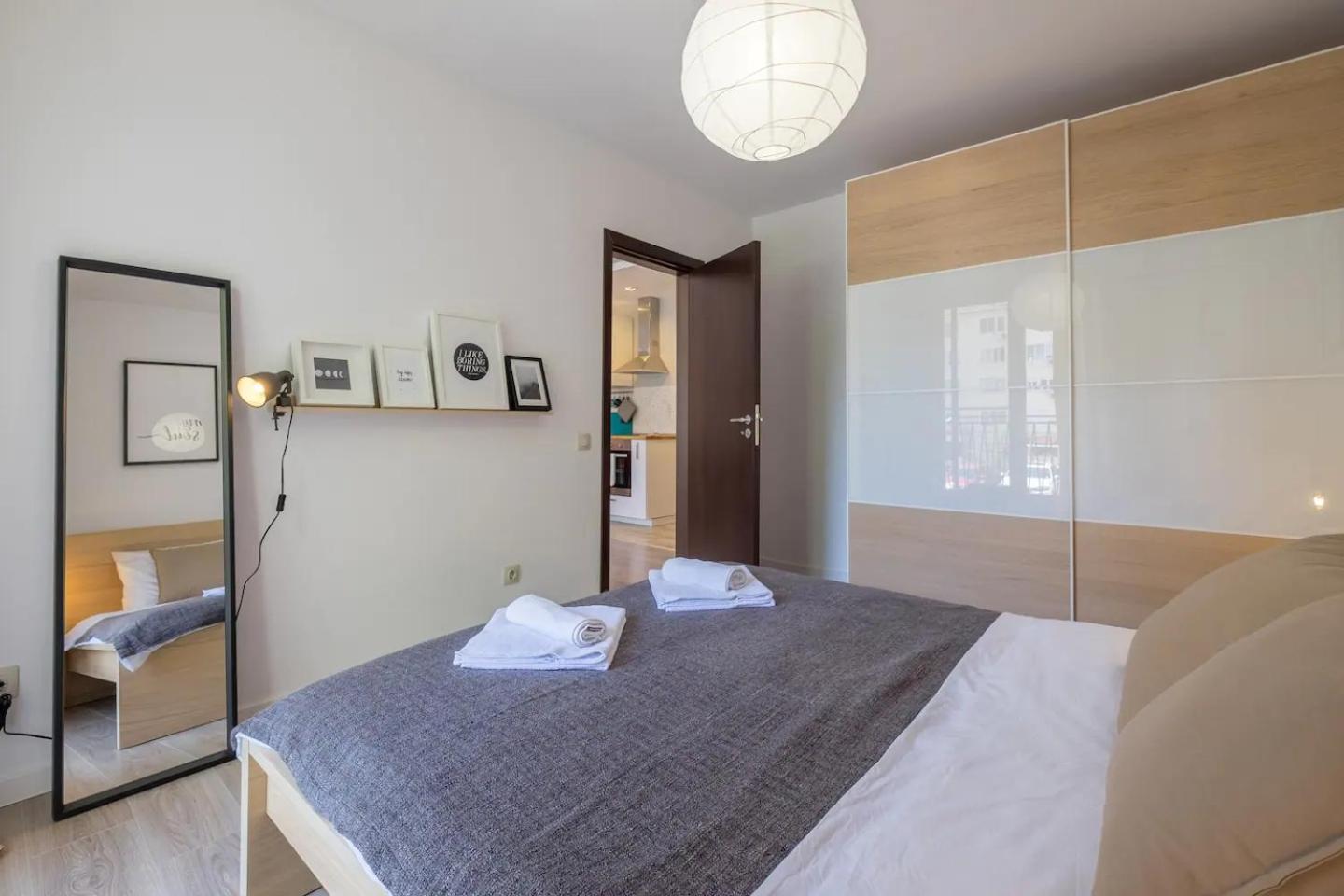 Quiet & airy modern apt. Top Centre Free Parking