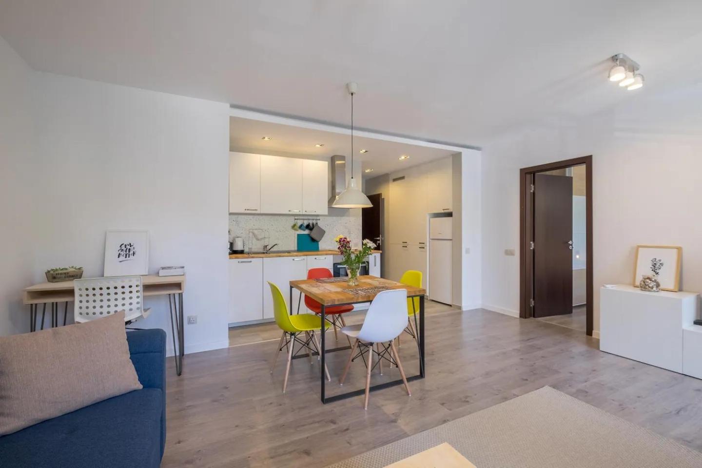 Quiet & airy modern apt. Top Centre Free Parking