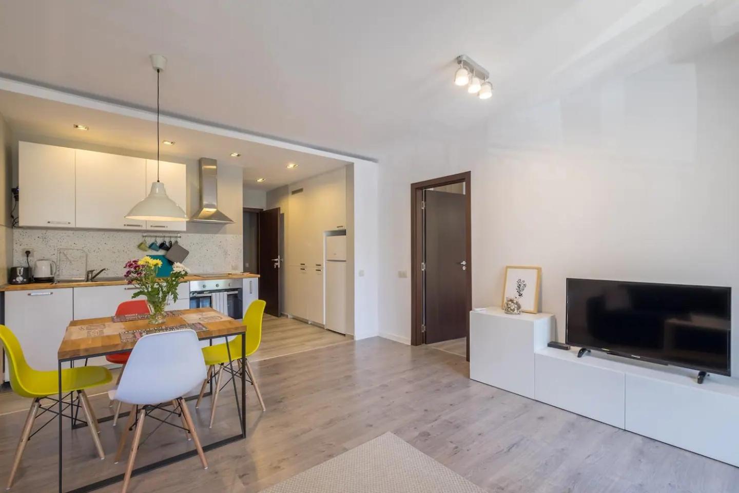 Quiet & airy modern apt. Top Centre Free Parking