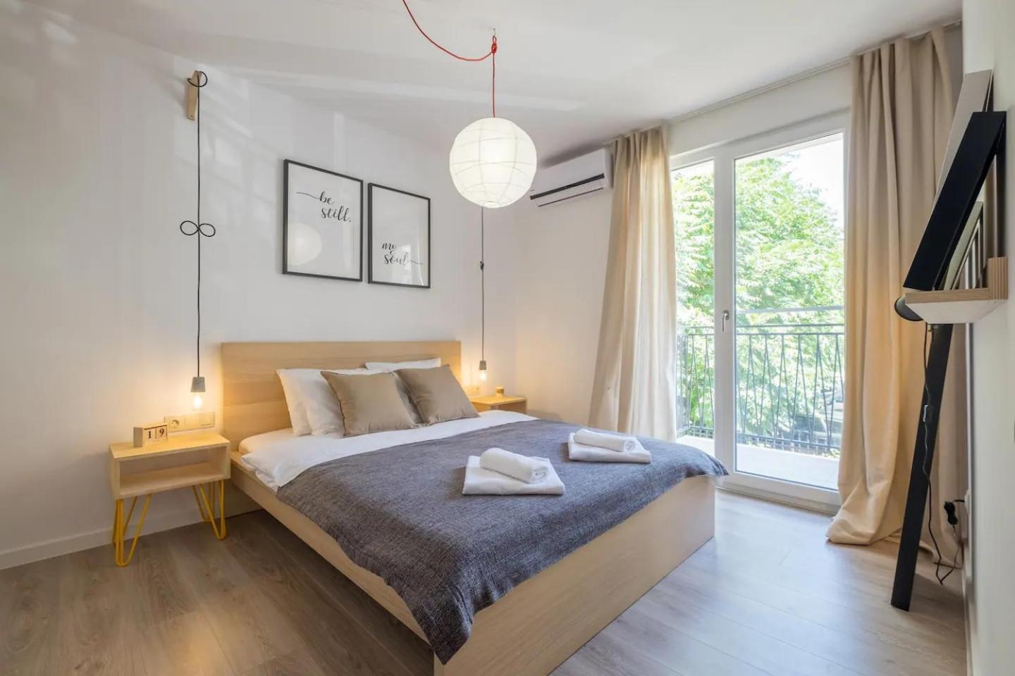 Quiet & airy modern apt. Top Centre Free Parking