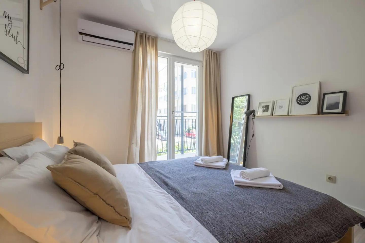 Quiet & airy modern apt. Top Centre Free Parking