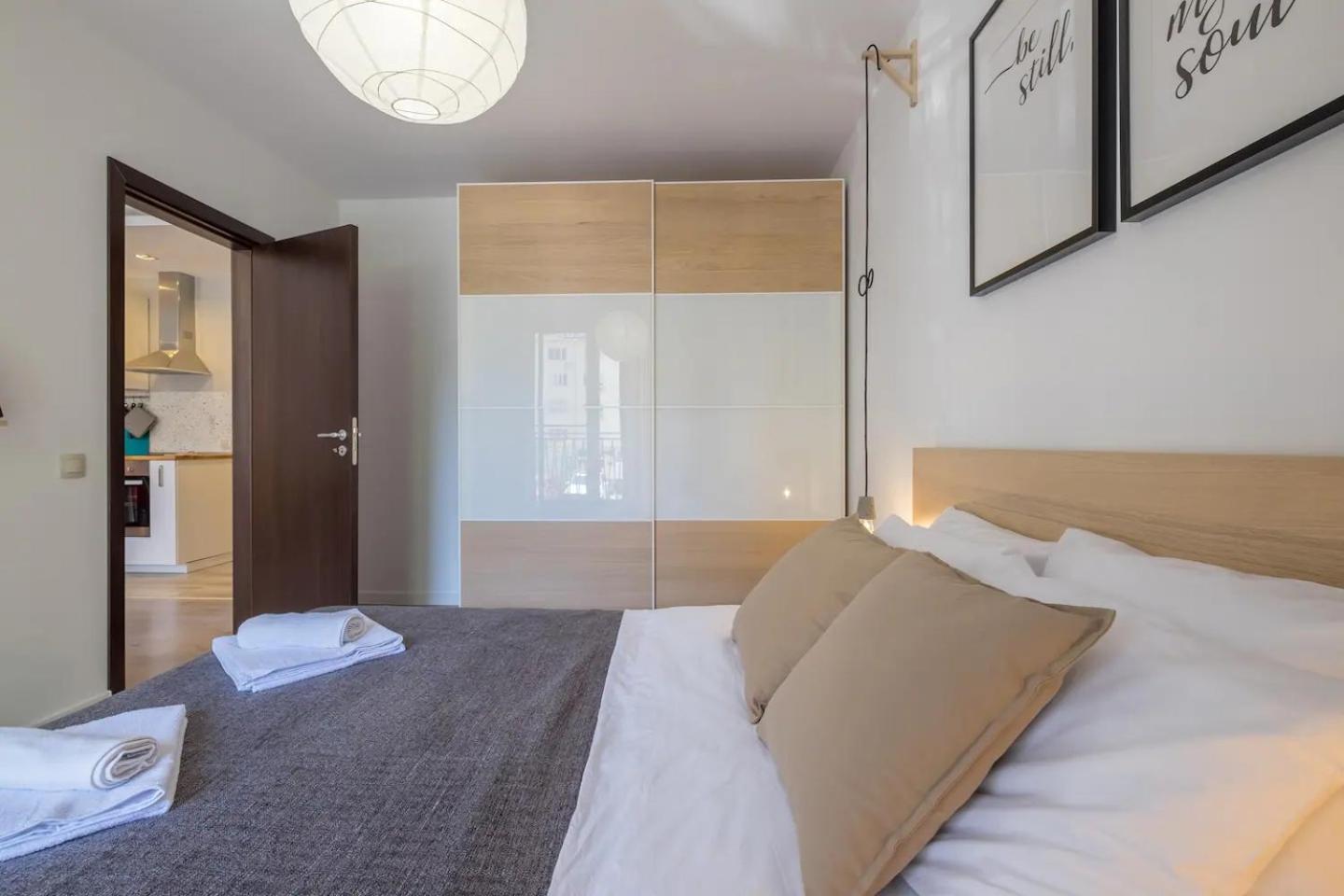 Quiet & airy modern apt. Top Centre Free Parking