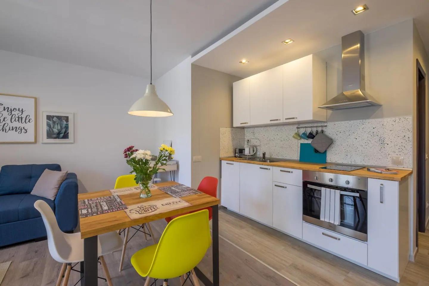 Quiet & airy modern apt. Top Centre Free Parking