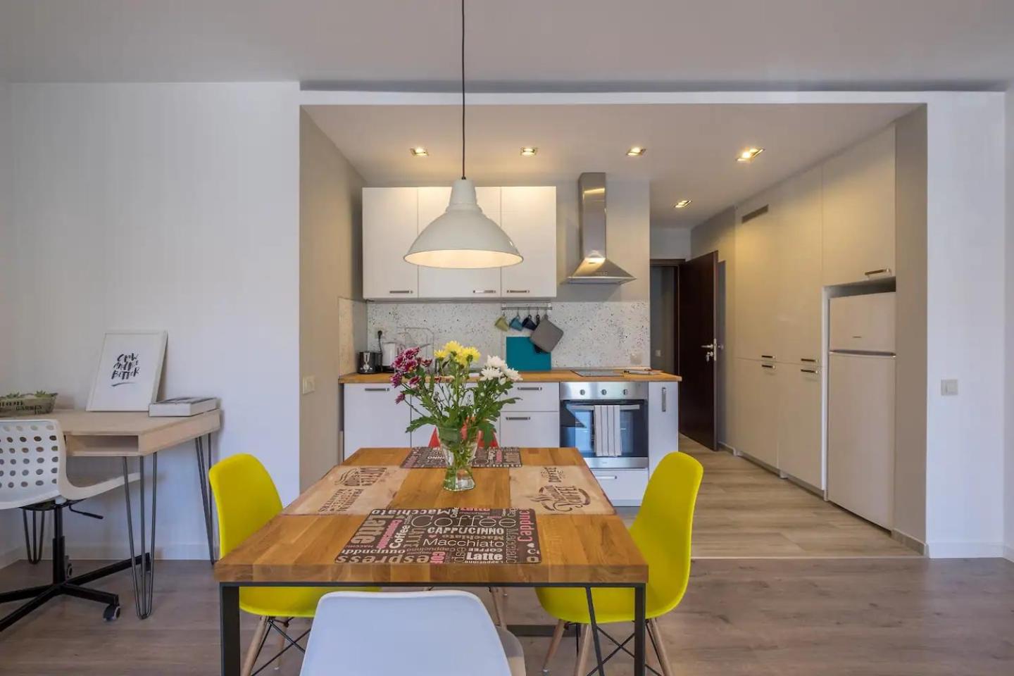 Quiet & airy modern apt. Top Centre Free Parking