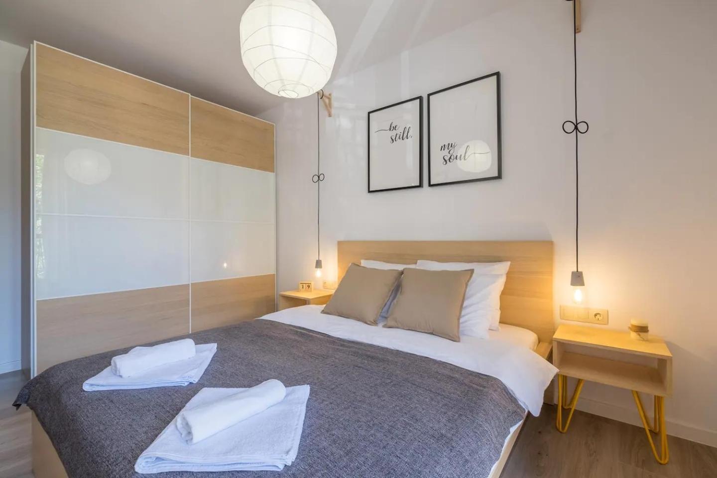 Quiet & airy modern apt. Top Centre Free Parking