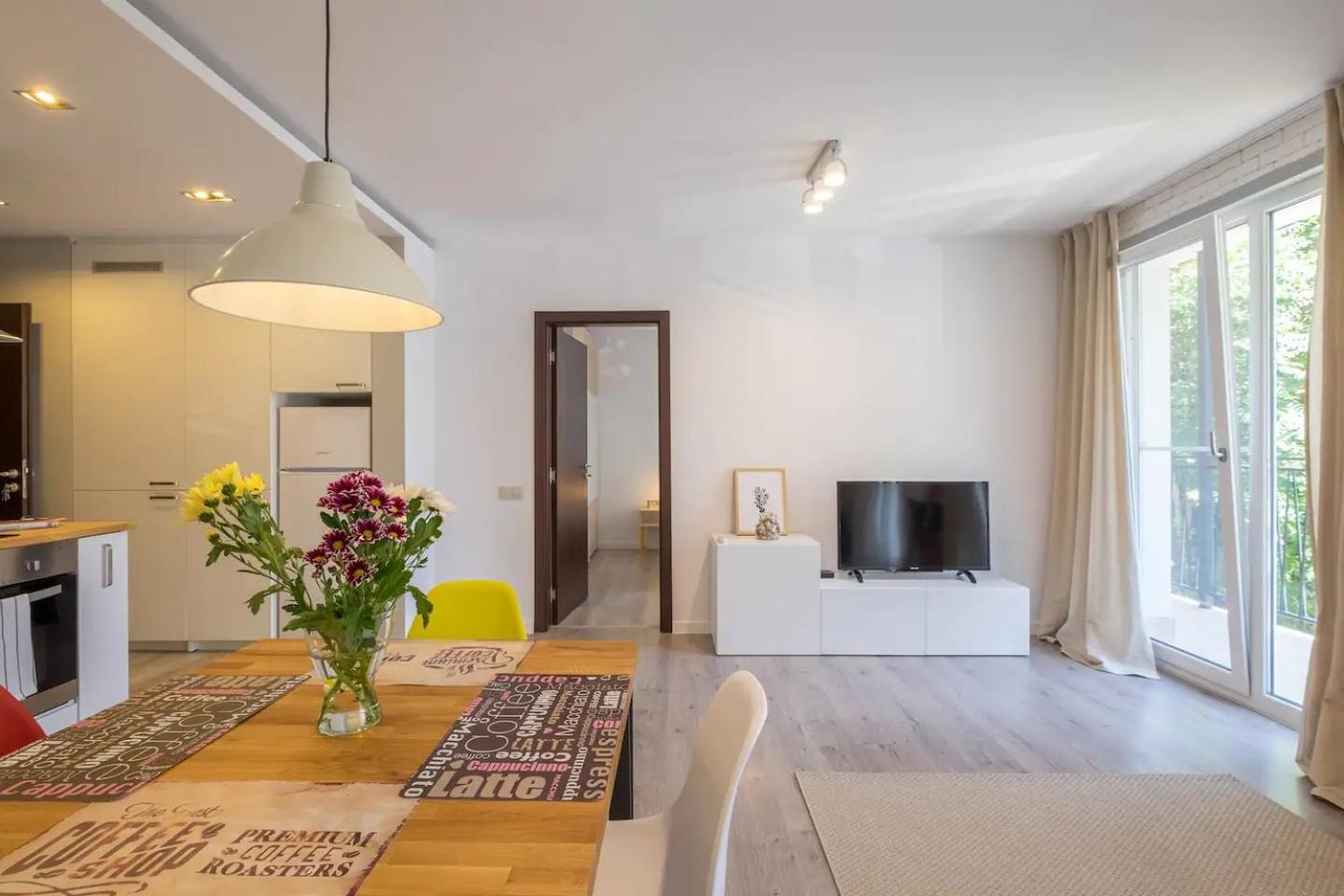 Quiet & airy modern apt. Top Centre Free Parking