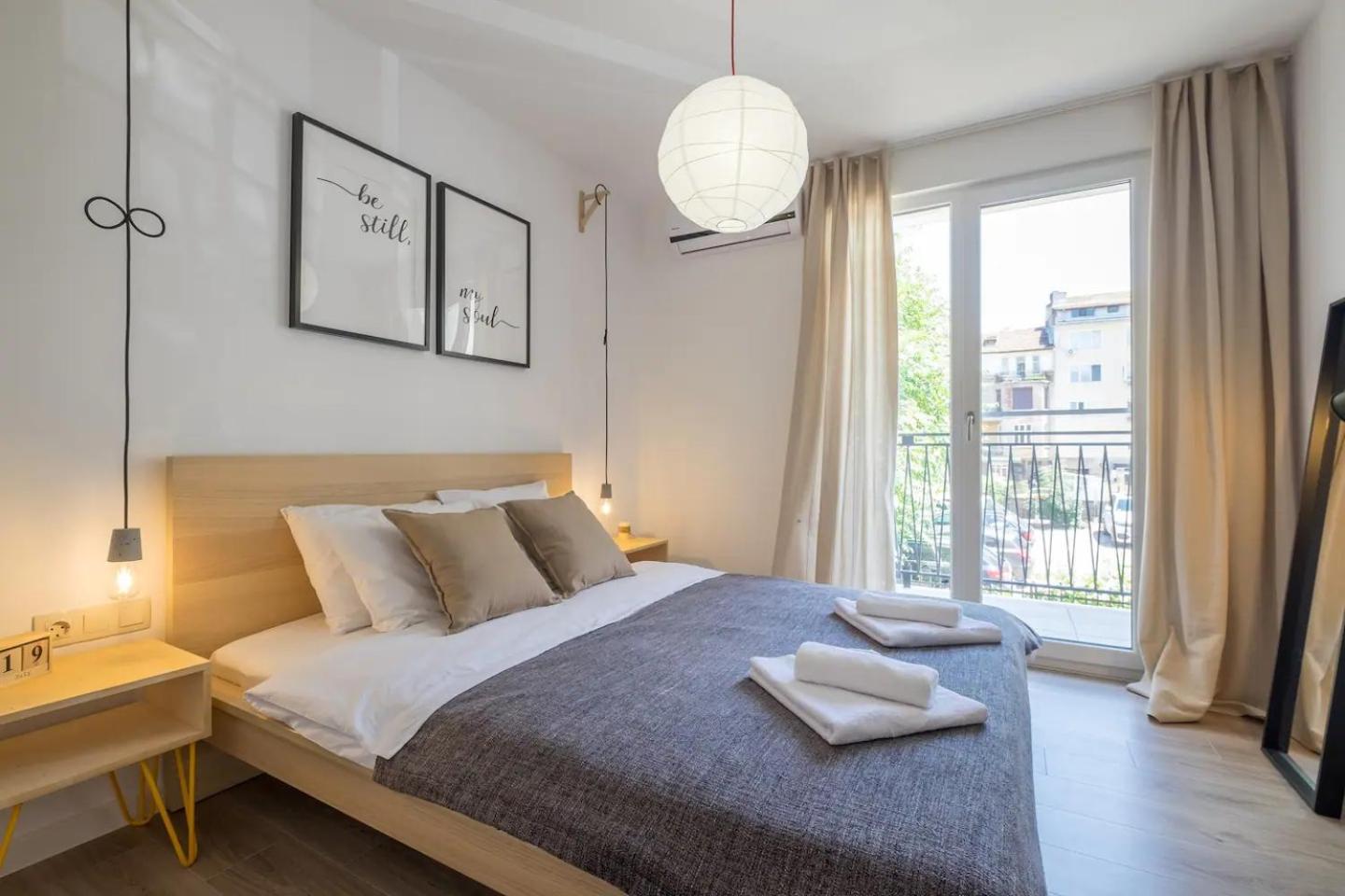 Quiet & airy modern apt. Top Centre Free Parking