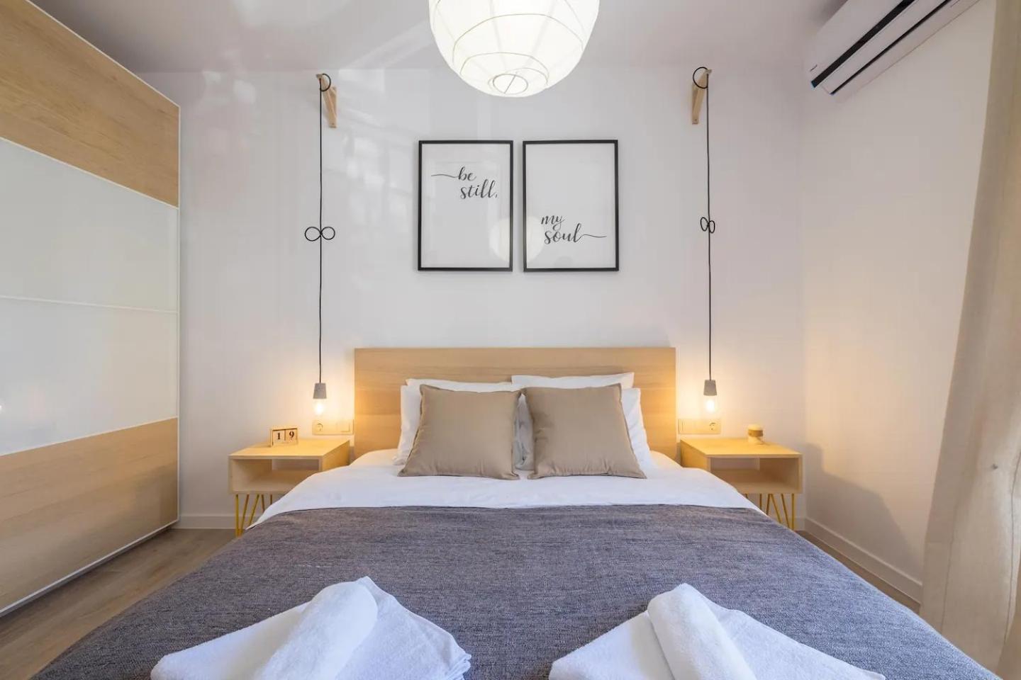 Quiet & airy modern apt. Top Centre Free Parking
