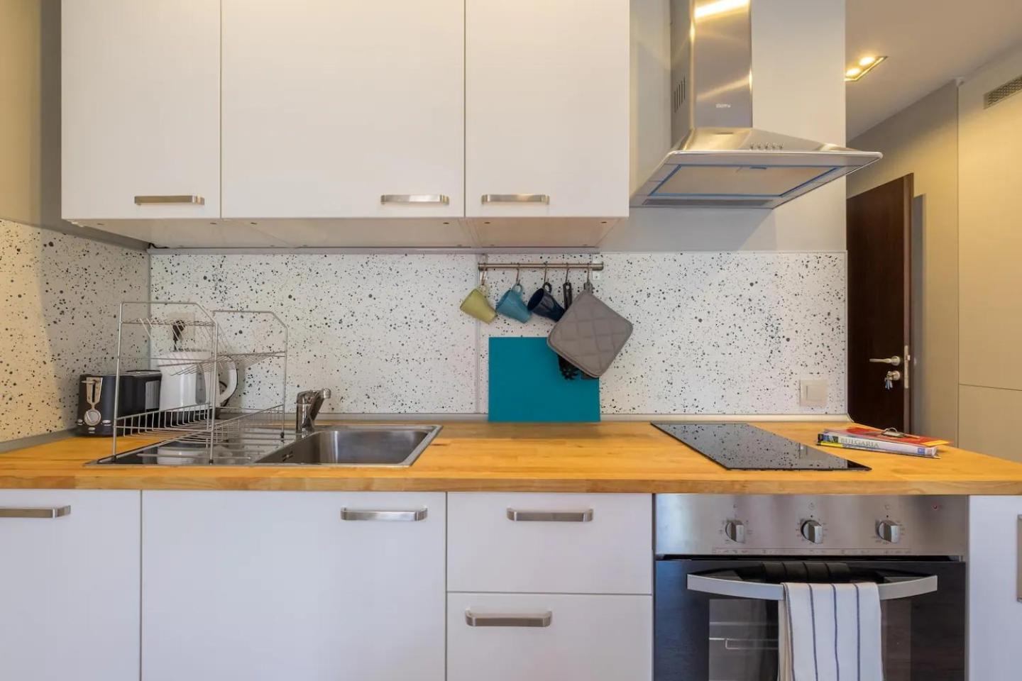 Quiet & airy modern apt. Top Centre Free Parking