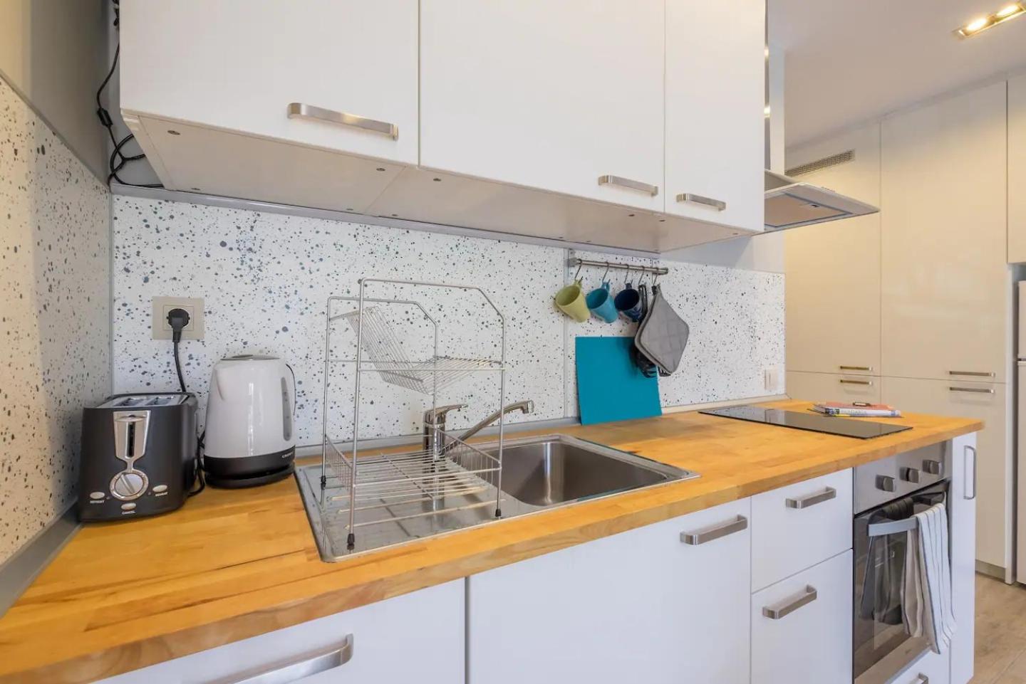 Quiet & airy modern apt. Top Centre Free Parking