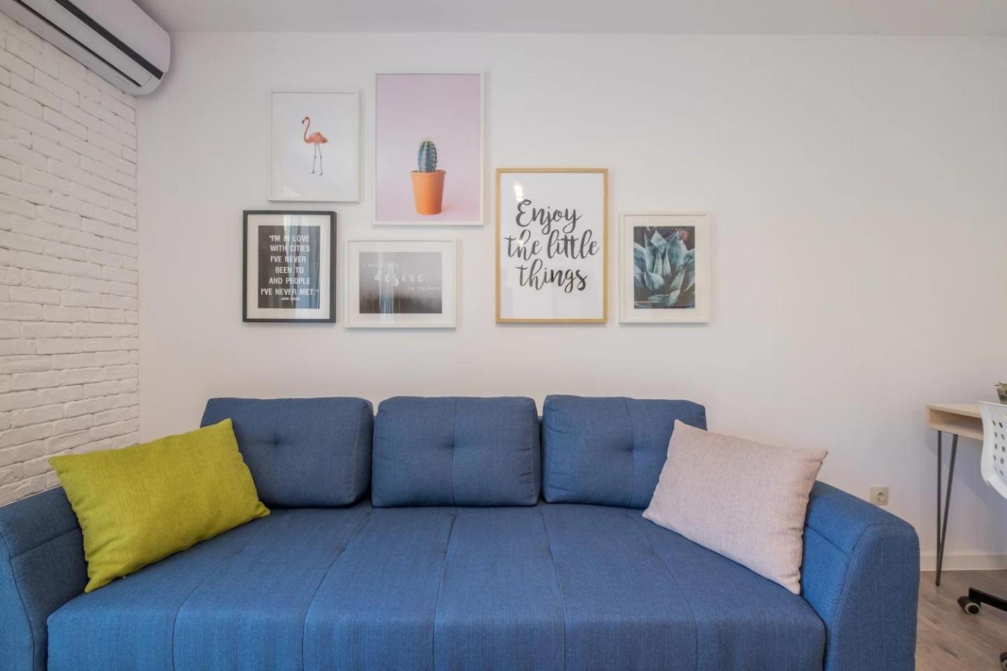 Quiet & airy modern apt. Top Centre Free Parking