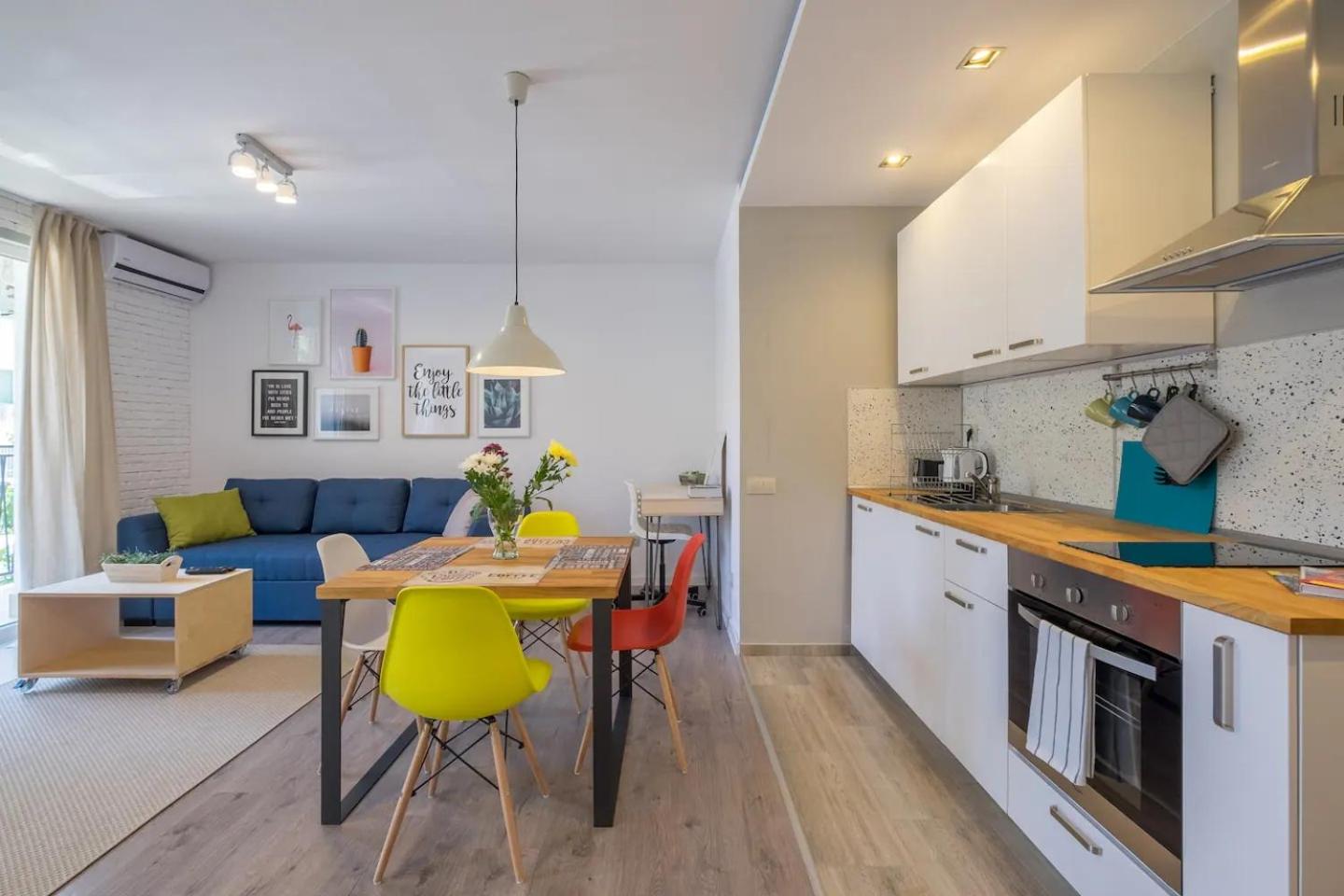 Quiet & airy modern apt. Top Centre Free Parking