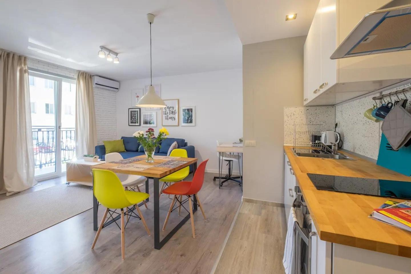 Quiet & airy modern apt. Top Centre Free Parking