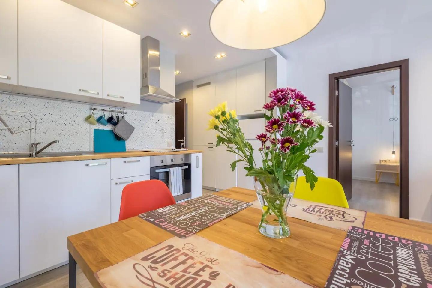Quiet & airy modern apt. Top Centre Free Parking