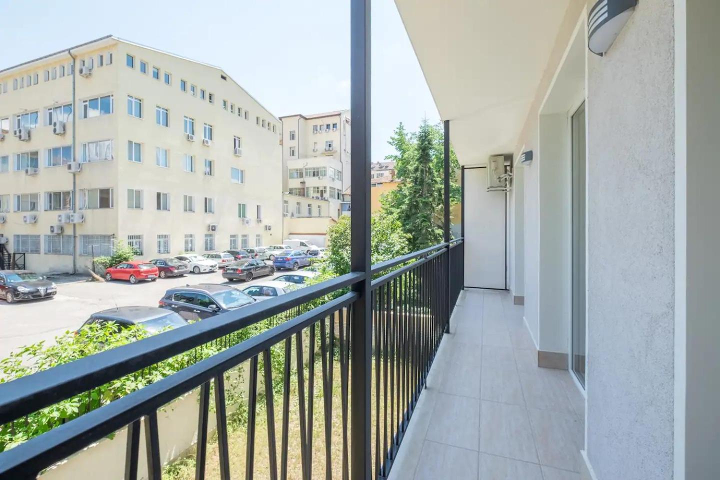 Quiet & airy modern apt. Top Centre Free Parking