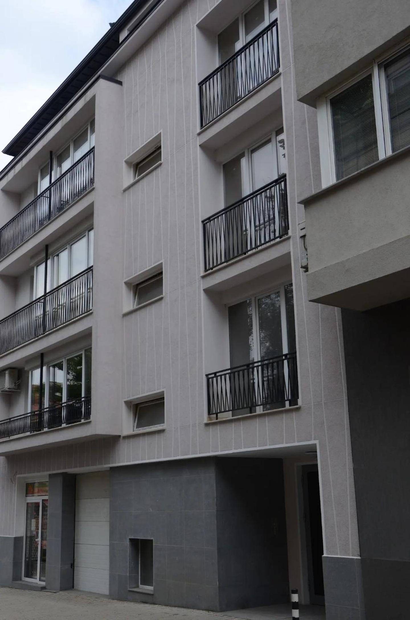 Quiet & airy modern apt. Top Centre Free Parking