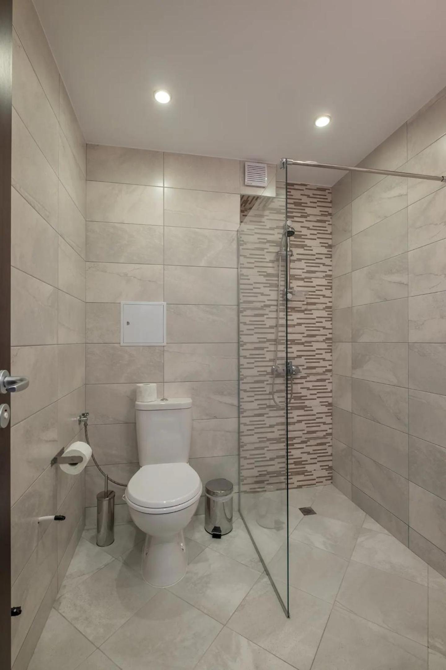 Quiet & airy modern apt. Top Centre Free Parking