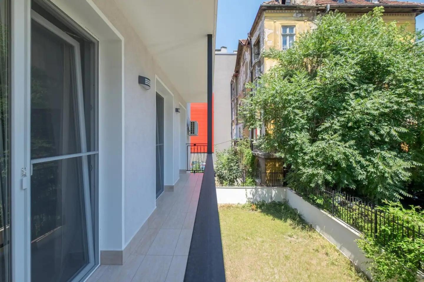 Quiet & airy modern apt. Top Centre Free Parking