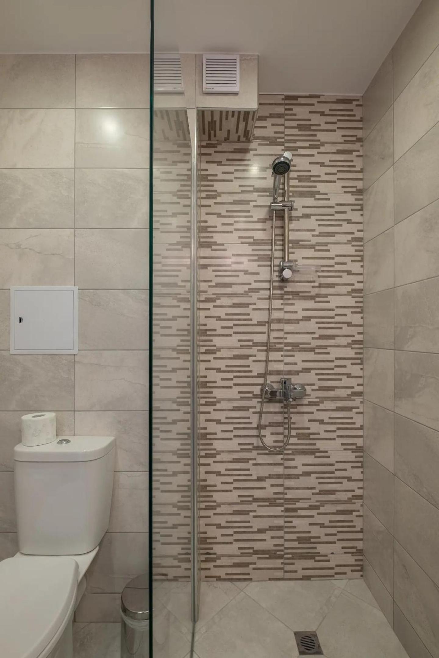 Quiet & airy modern apt. Top Centre Free Parking