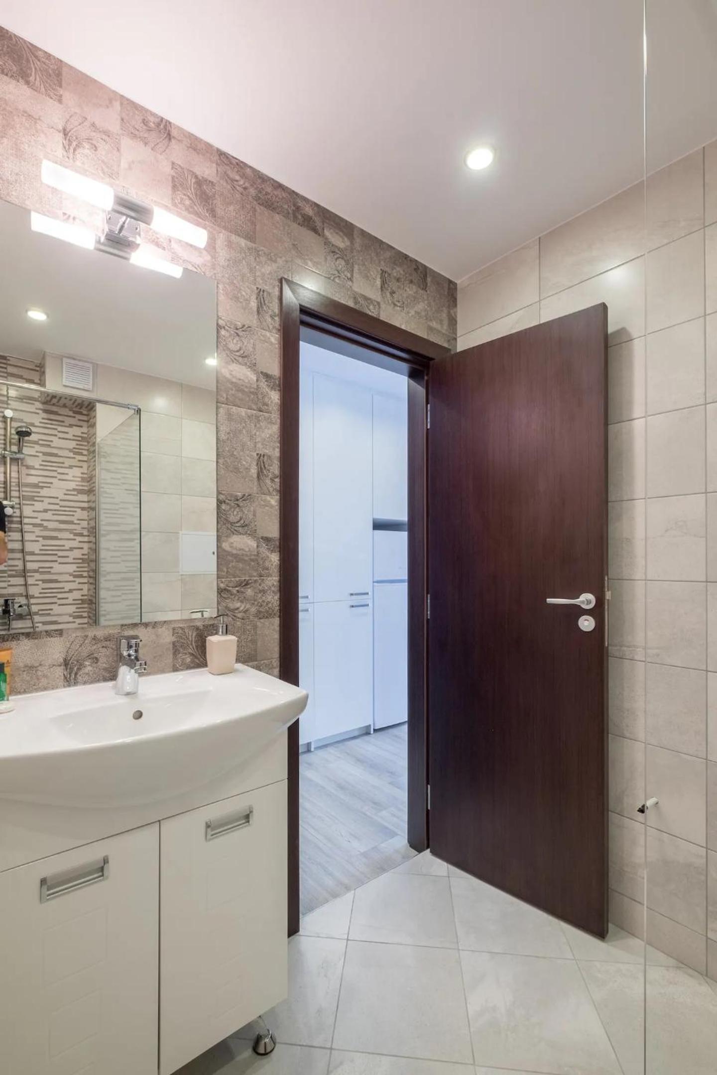 Quiet & airy modern apt. Top Centre Free Parking