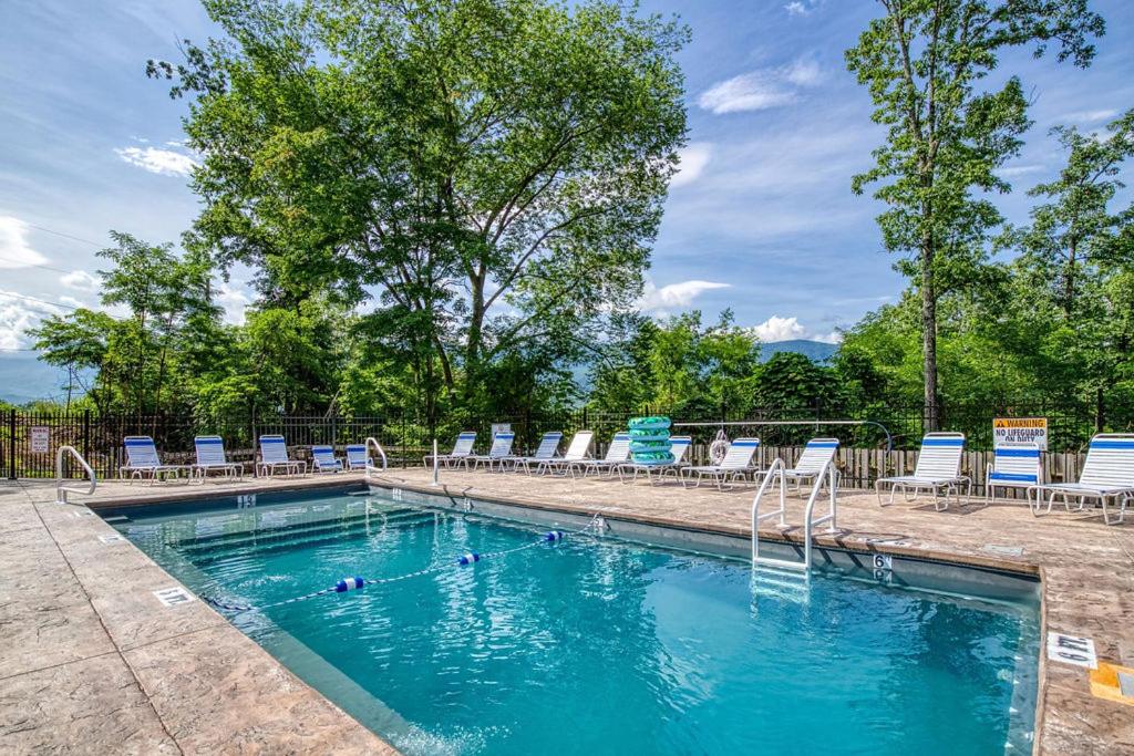 Mountain Jewel, Game Room , Fire Pit, Theater Area, WIFI, Pool access!!!
