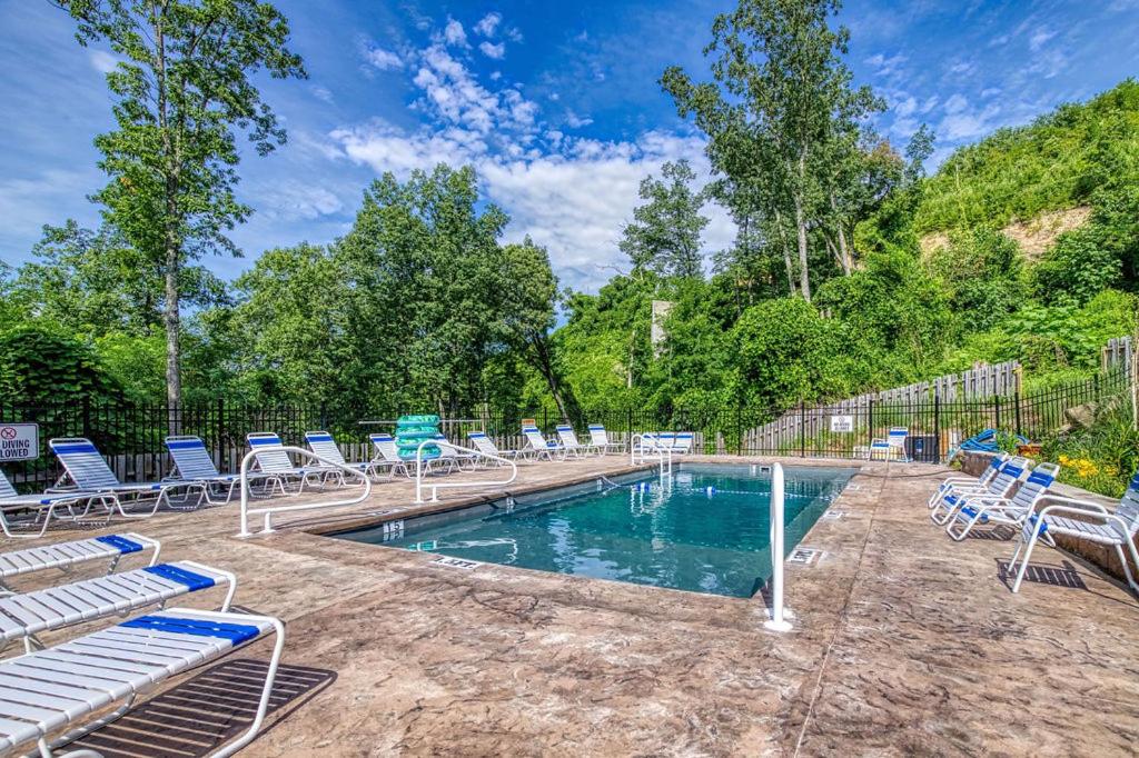 Mountain Jewel, Game Room , Fire Pit, Theater Area, WIFI, Pool access!!!