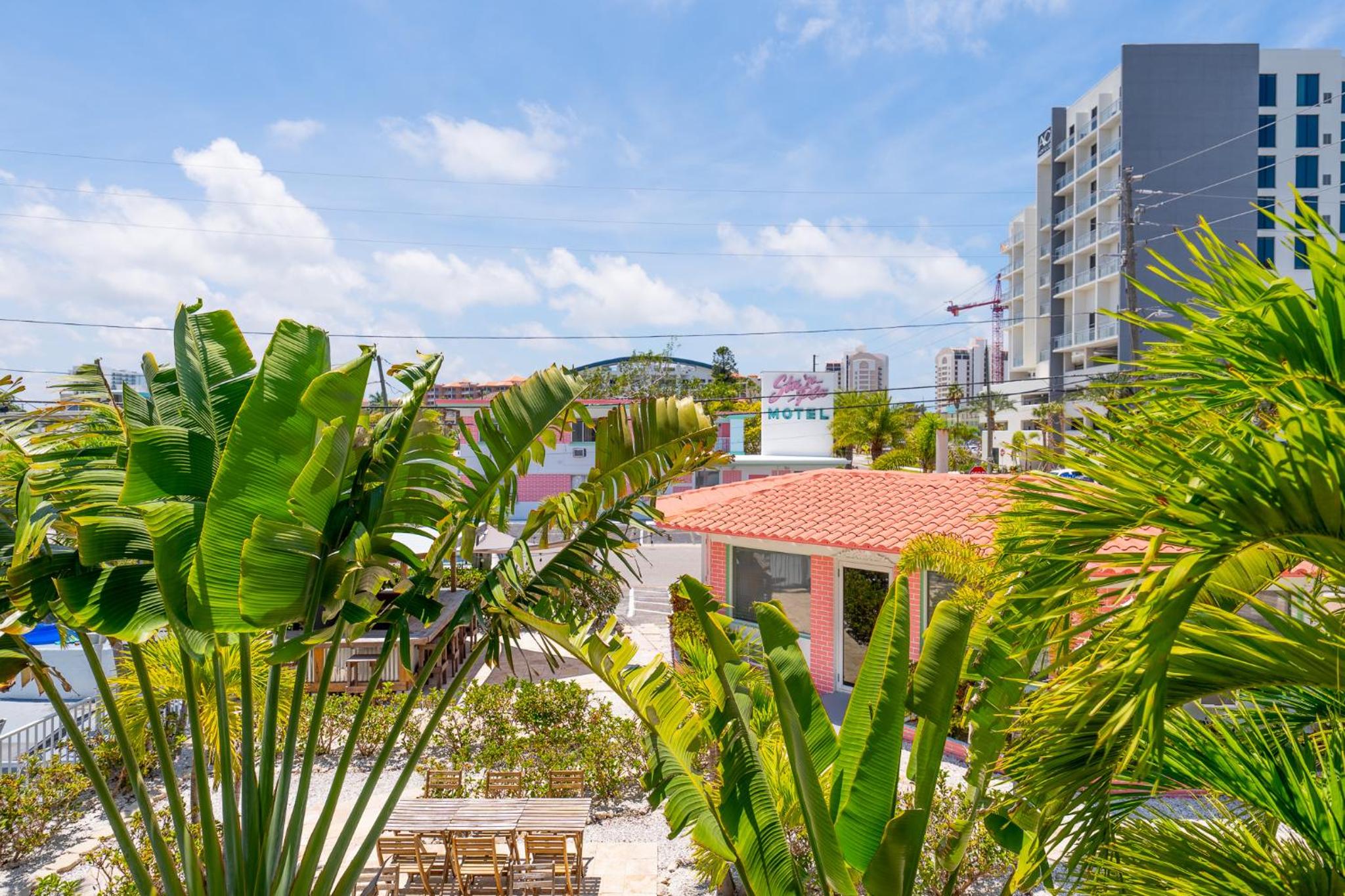 Hotel Tropical Breeze - Image 1