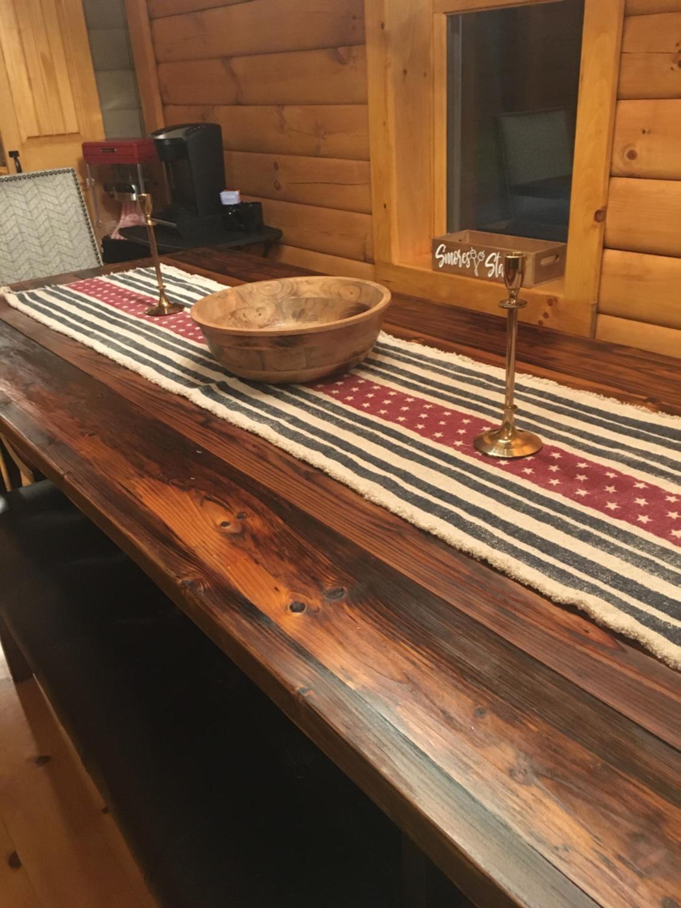 Mountain-Top-Hideaway Stay in a log cabin on a private rd! Swim, hike, explore a true mountain experience