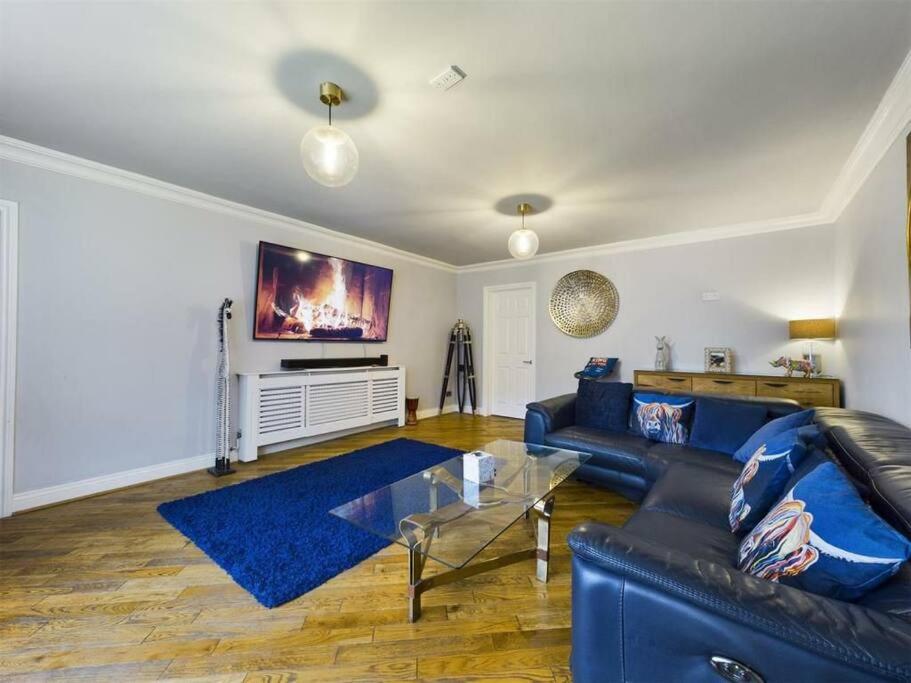 -- Huge -- 5-bedroom home & Private Gym by Tailored Accommodation view 5
