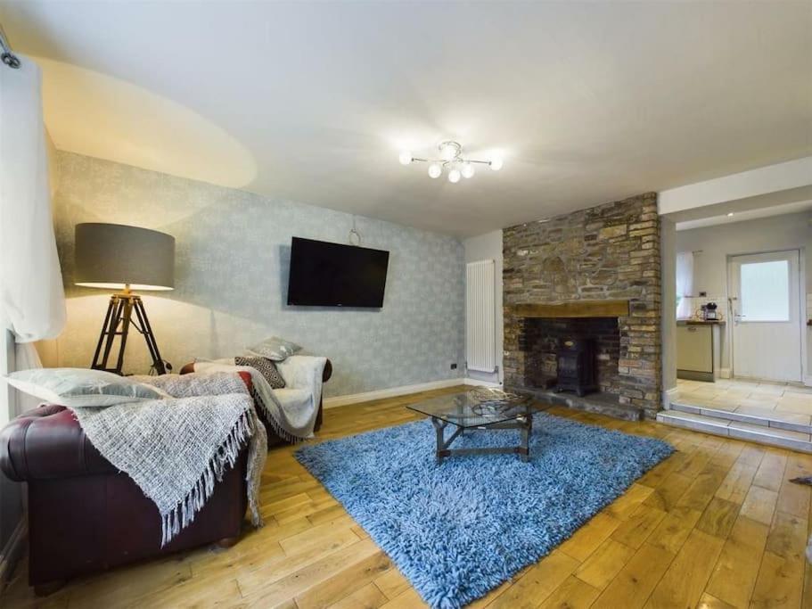 -- Huge -- 5-bedroom home & Private Gym by Tailored Accommodation view 4