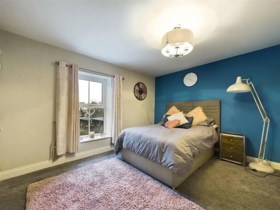 -- Huge -- 5-bedroom home & Private Gym by Tailored Accommodation view 3