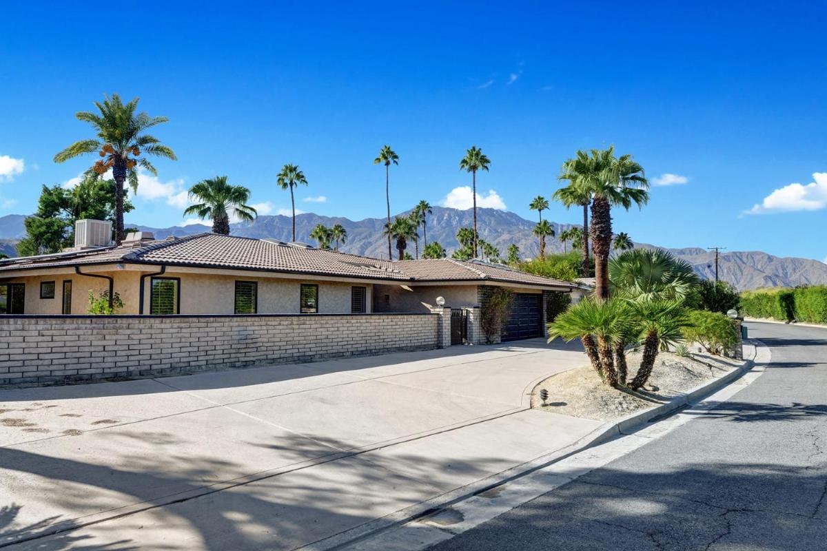 Hotel Our Poolside Desert Nirvana - Image 1