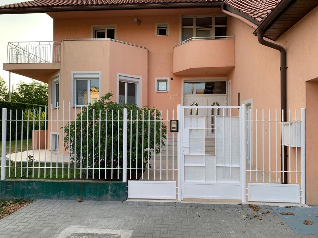 Unterkunft für 12-13 Personen im Haus des Friedens view 2