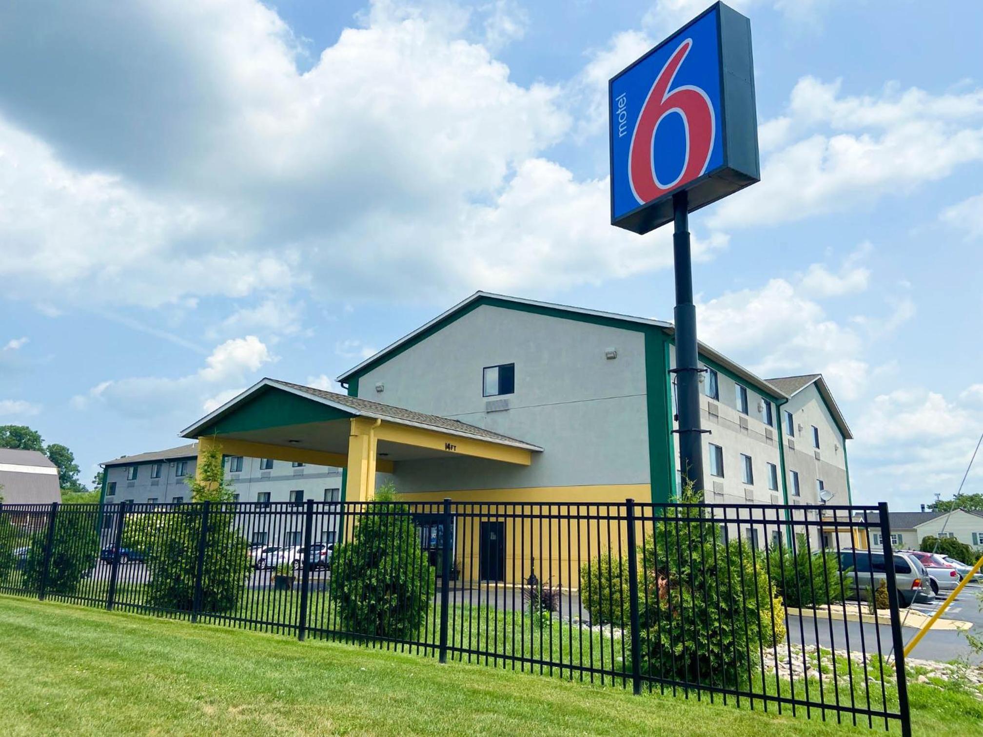Hotel Motel 6 Lancaster - Image 1