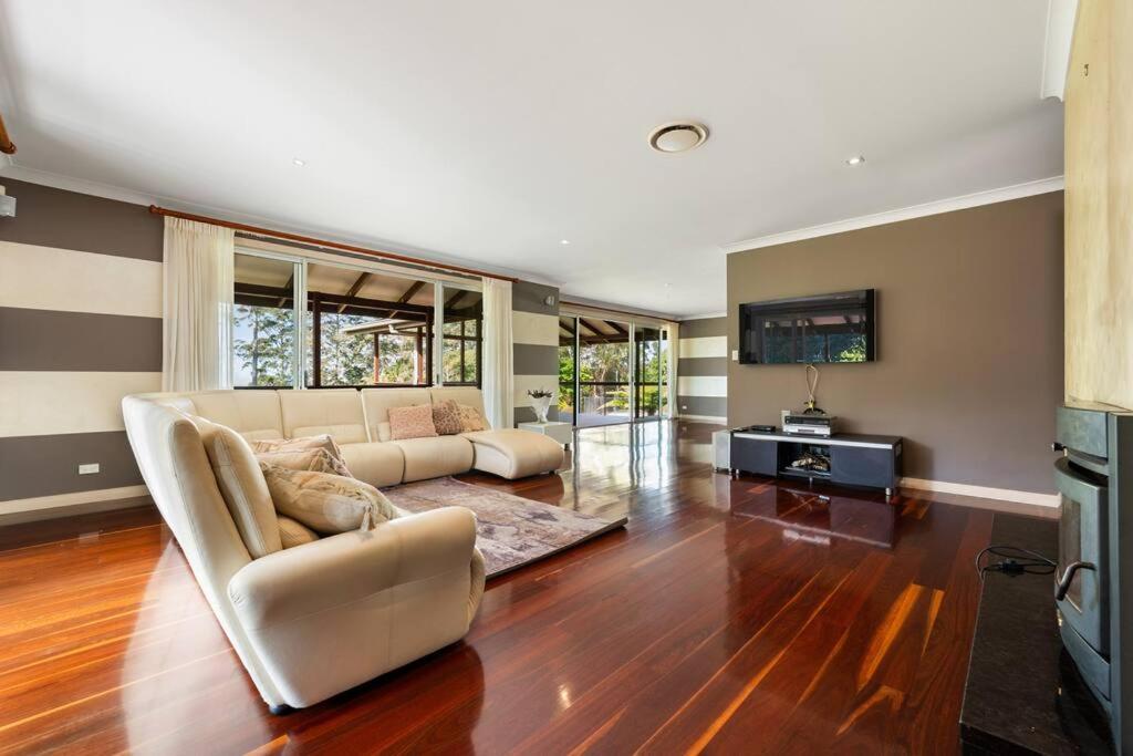 Amazing acreage style living
