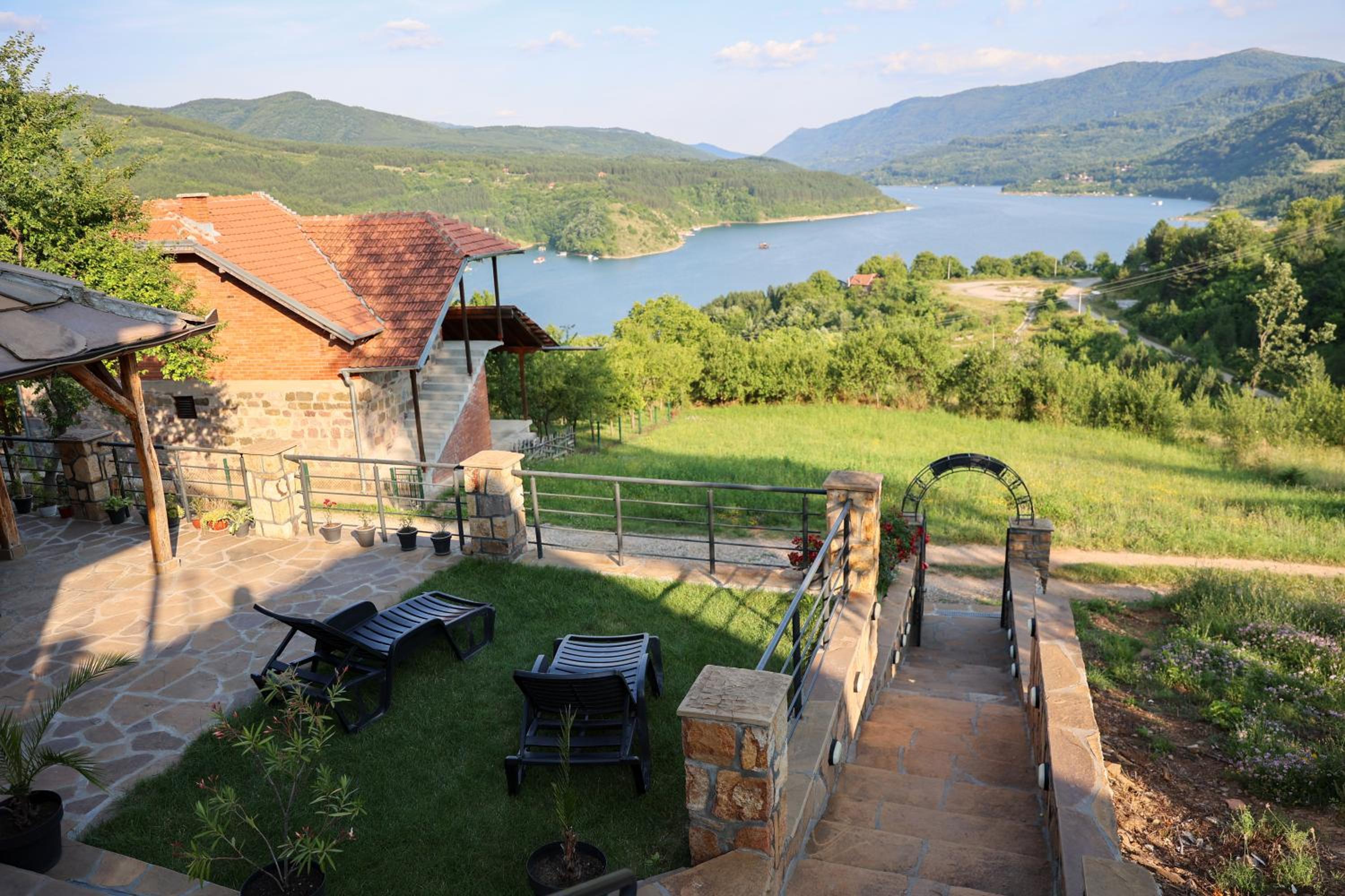 Vila Nemir Zavojsko jezero view 3