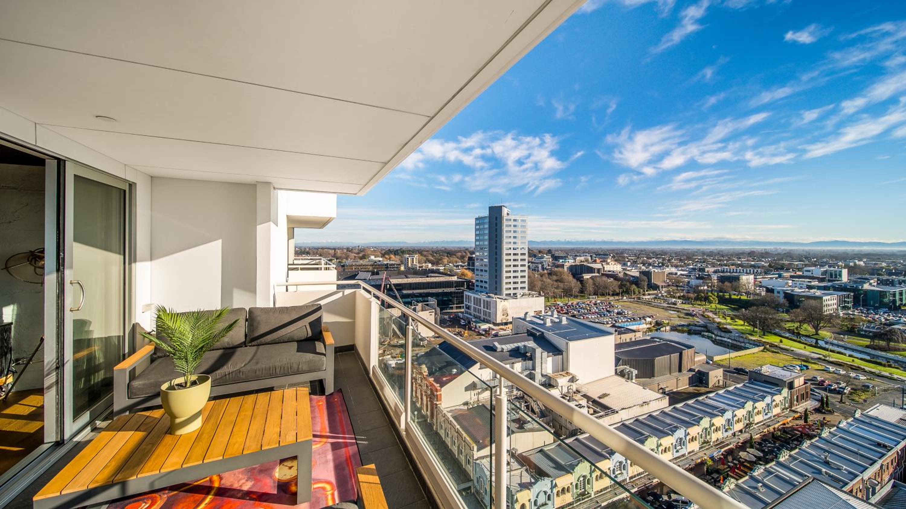 CBD Loft Style Apartment with Free Valet Parking view 5