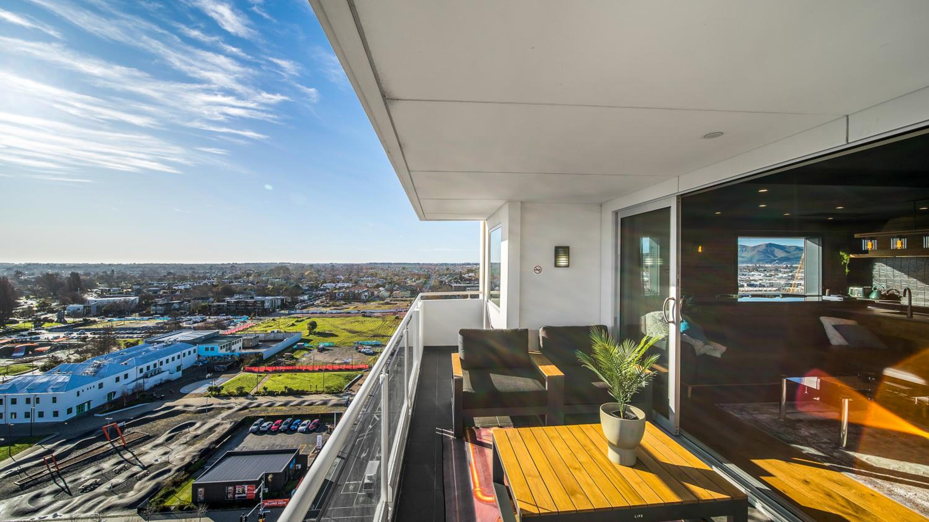 CBD Loft Style Apartment with Free Valet Parking view 4