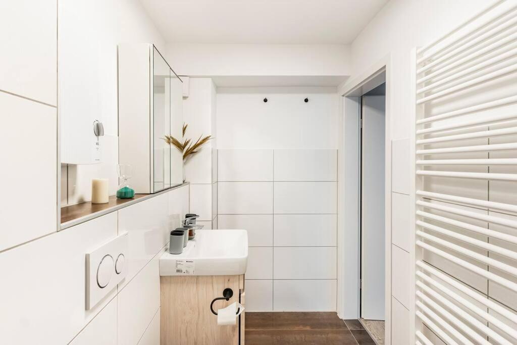 - Heavenly apartment in the heart of Duisburg - 2 Mins Hbf Central Station - Big TV & Working space & Netflix -