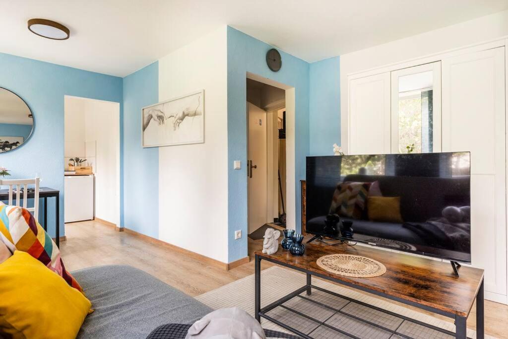 - Heavenly apartment in the heart of Duisburg - 2 Mins Hbf Central Station - Big TV & Working space & Netflix -