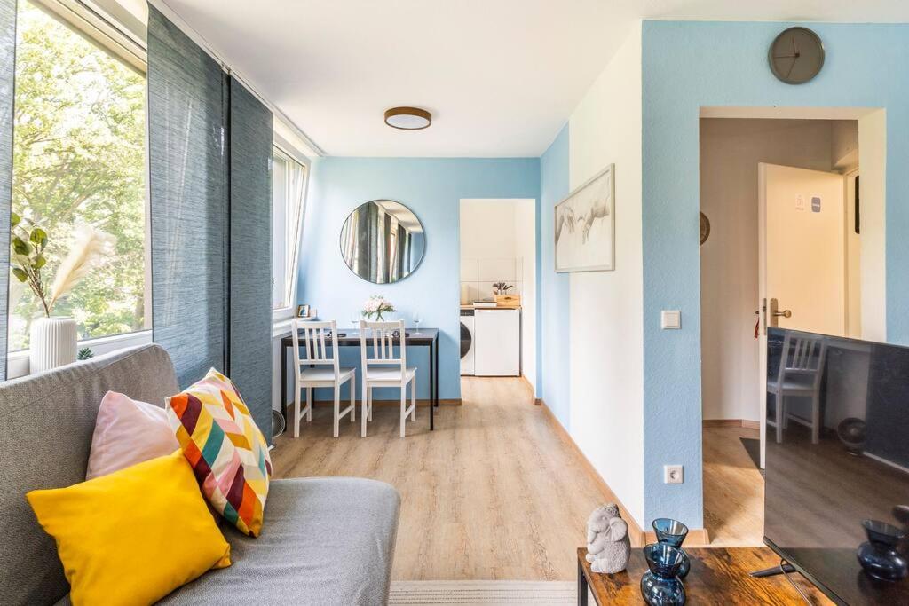 - Heavenly apartment in the heart of Duisburg - 2 Mins Hbf Central Station - Big TV & Working space & Netflix -