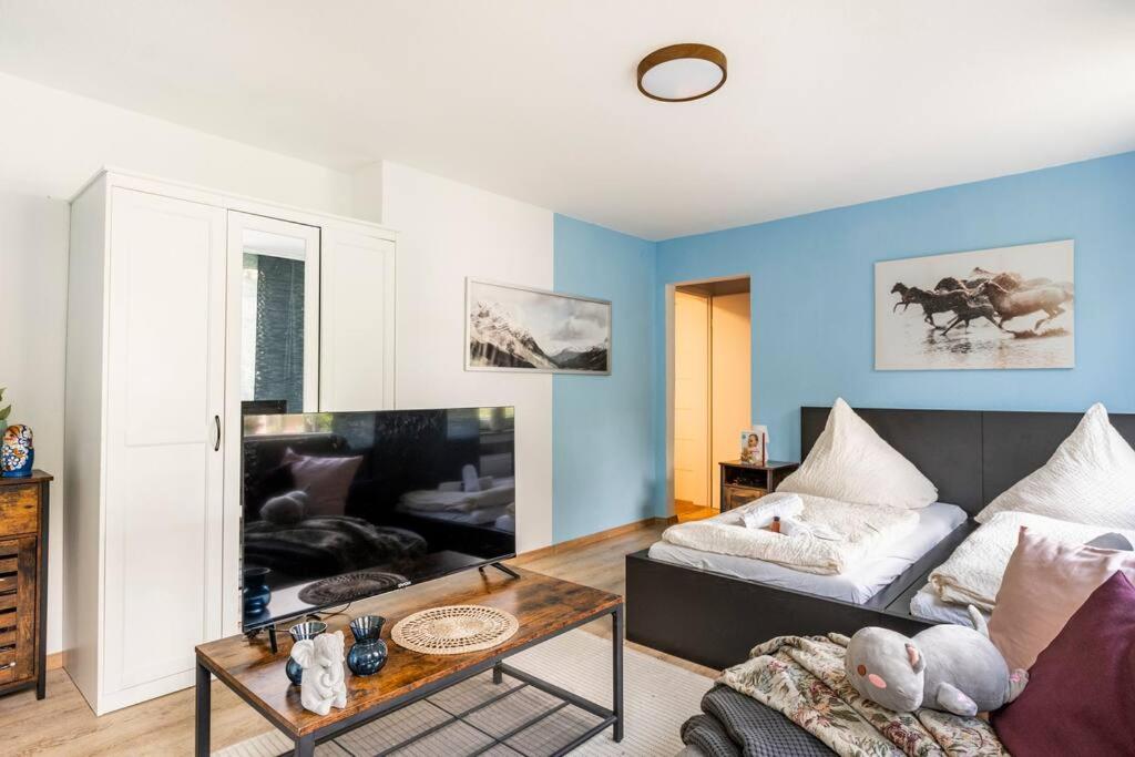 - Heavenly apartment in the heart of Duisburg - 2 Mins Hbf Central Station - Big TV & Working space & Netflix -