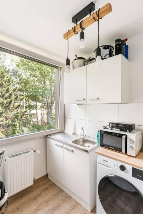 - Heavenly apartment in the heart of Duisburg - 2 Mins Hbf Central Station - Big TV & Working space & Netflix -